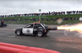 Старый Peugeot переделали в огнемёт с реактивным двигателем