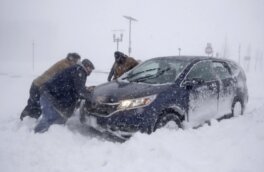 Водителям дали советы по спасению автомобиля из грязи и снега