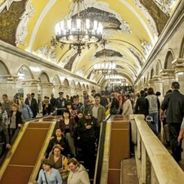 Названы самые раздражающие виды пассажиров московского метро