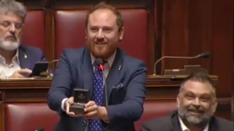 Оригинальное признание в любви итальянского депутата записали на видео