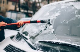 Названы эффективные способы очистки лобового стекла от снега и льда