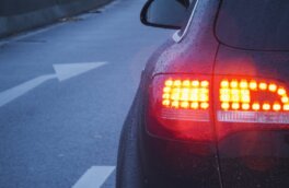 Эксперты объяснили необходимость торможения на пустой дороге