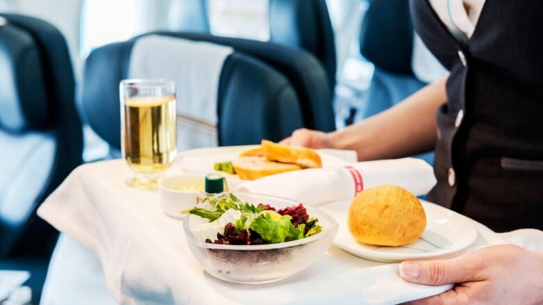 Стюардесса раскрыла опасность подаваемой на борту самолета еды