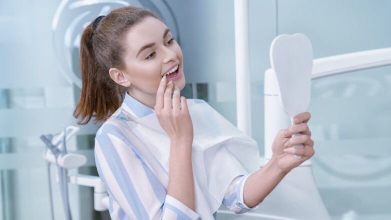 Стоматологи посоветовали обращать внимание на отражение в зеркале