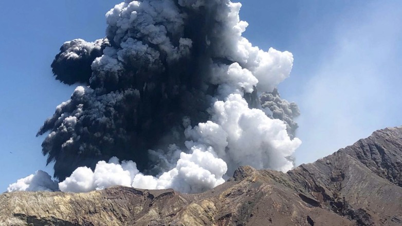 В Новой Зеландии из-за извержения вулкана погибли 16 туристов