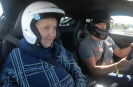 Внук снял на видео поездку с 80-летней бабушкой на Audi R8 на скорости 300 км/ч