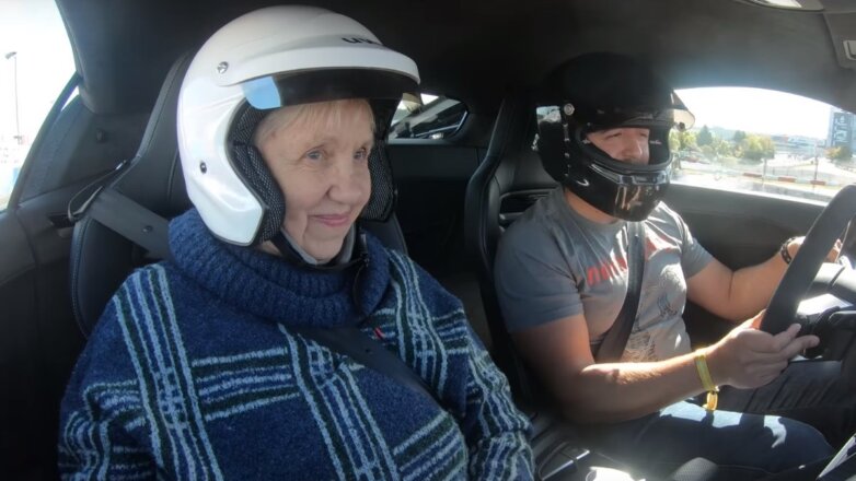 Внук снял на видео поездку с 80-летней бабушкой на Audi R8 на скорости 300 км/ч