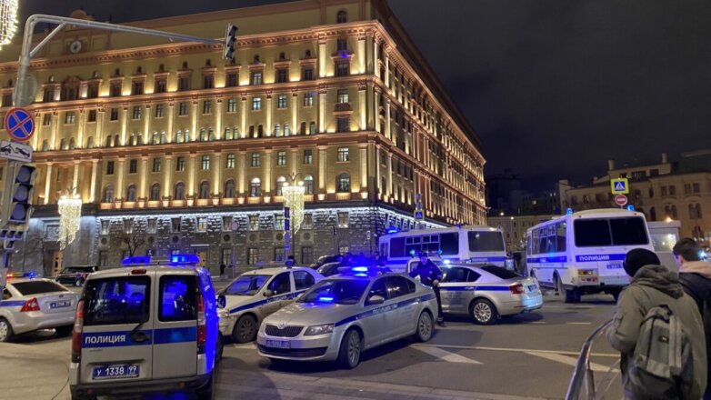 Полицейские автомобили у здания ФСБ на Лубянской площади