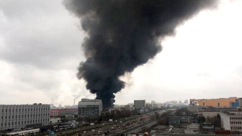 Крупный пожар произошел на складе тканей в Чертаново