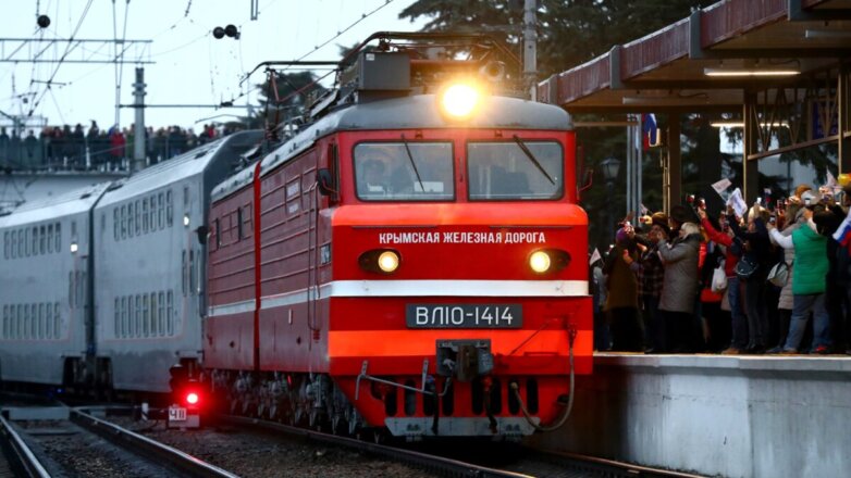 Первый пассажирский поезд прибыл в Симферополь из Москвы
