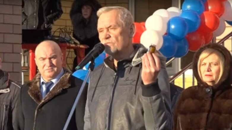 Депутат Госдумы на открытии школы вручил чиновникам банку вазелина