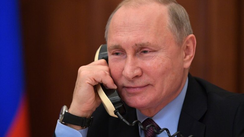 Владимир Путин говорит по телефону четыре