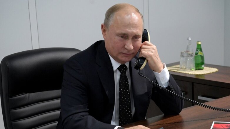 Владимир Путин говорит по телефону один