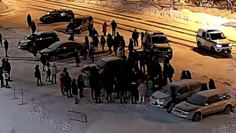 Массовая драка подростков с полицейскими в Апатитах попала на видео