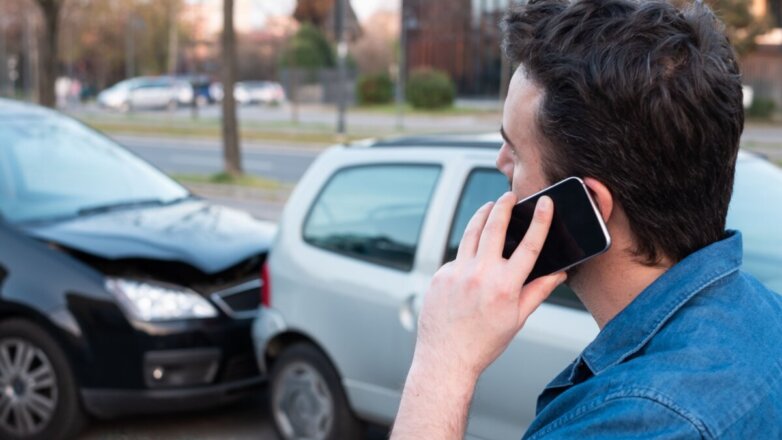 206044 ДТП авария водитель мужчина сообщает по телефону звонит в полицию