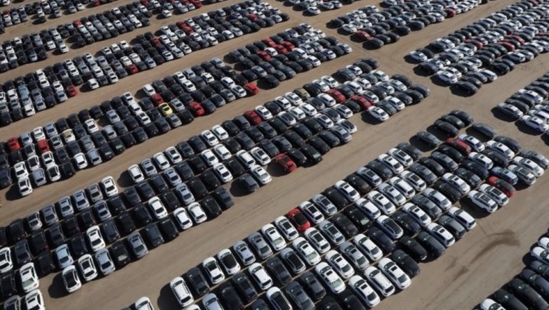 Продажи автомобилей в России впервые упали на 72,4%