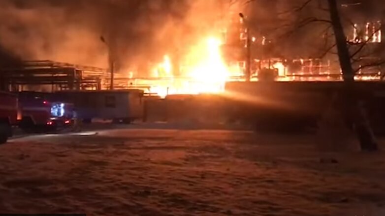 Видео крупного пожара на заводе химреагентов в Уфе опубликовано в сети