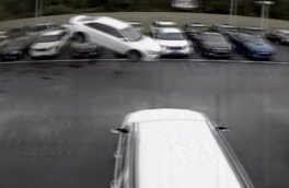 Видео полета Toyota Camry на парковке опубликовали в сети