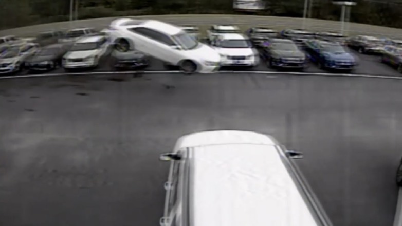 Видео полета Toyota Camry на парковке опубликовали в сети