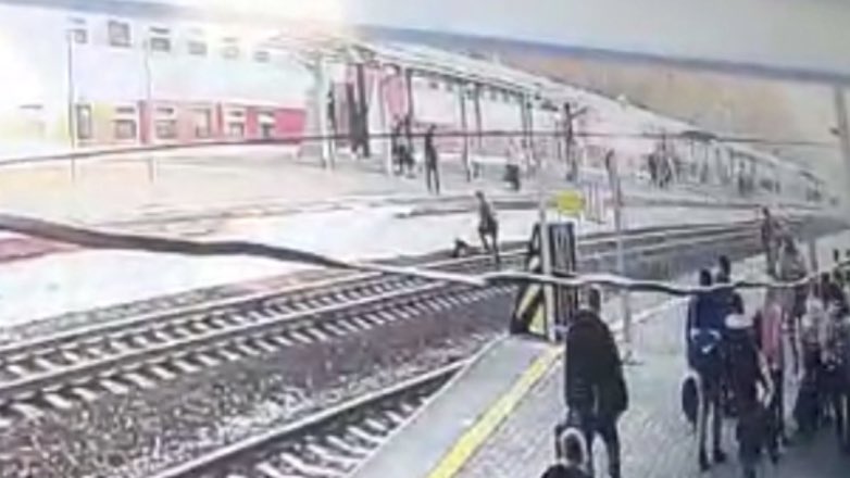 Спасение упавшего с перрона мужчины перед поездом попало на видео