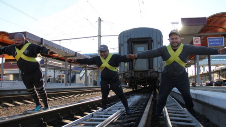 В Крыму силачи отрепетировали рекорд России по буксировке поезда