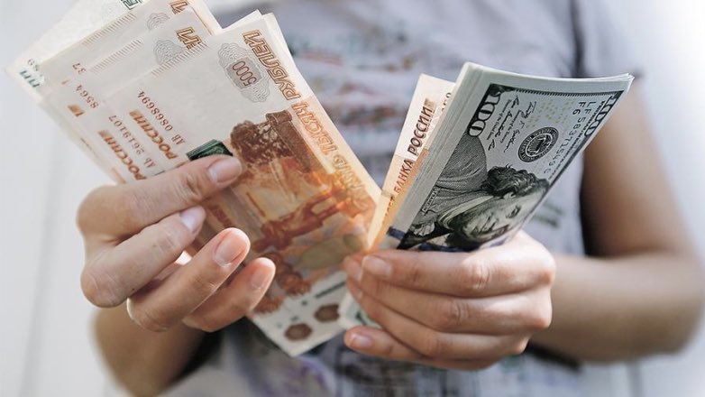 Курс доллара упал ниже 80 рублей