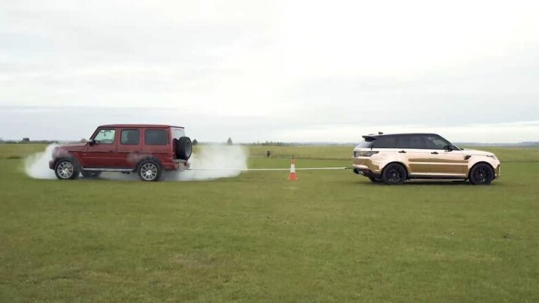 Видео перетягивания троса между "Гелендвагеном" и Range Rover удивило сеть