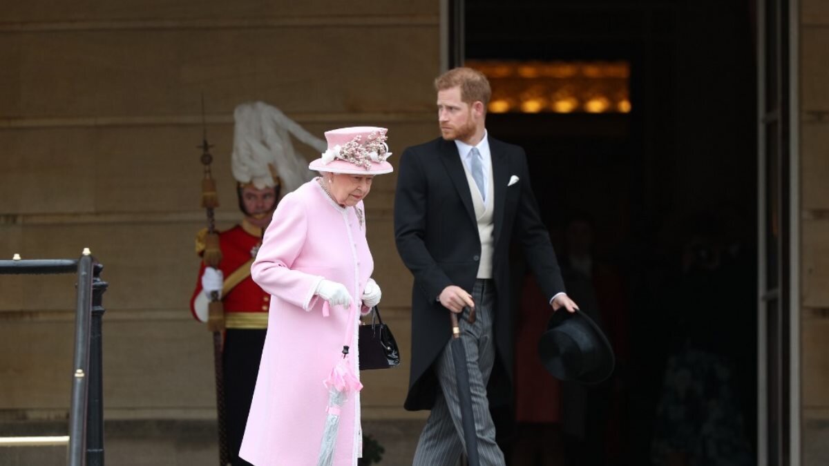 Британская королева Елизавета II и принц Гарри