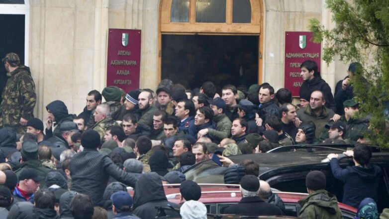 Акция протеста у здания администрации президента Абхазии в Сухуме