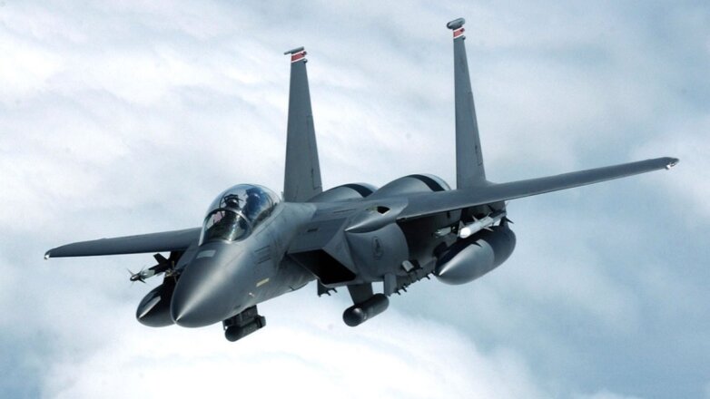 Столкновение истребителя F-15 с самолётом-заправщиком попало на видео
