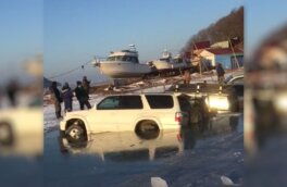 В сети появилось видео провалившихся под лед машин во Владивостоке