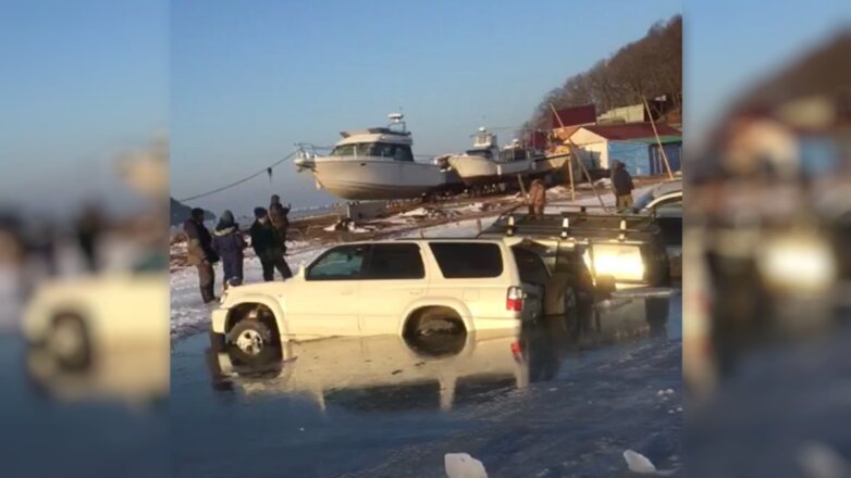 В сети появилось видео провалившихся под лед машин во Владивостоке