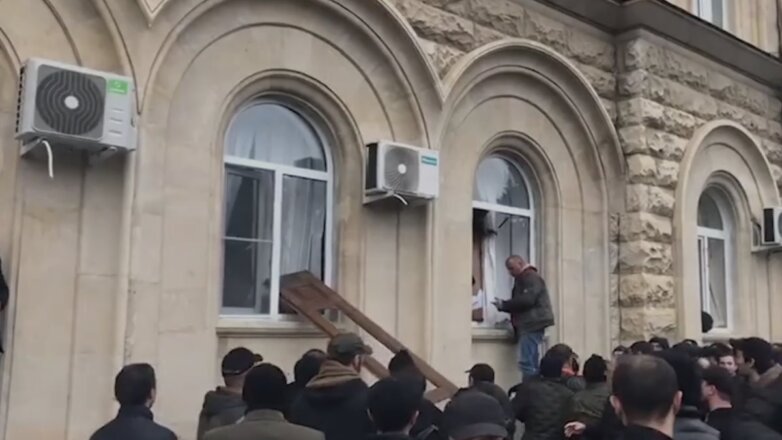 Появилось видео беспорядков у администрации президента Абхазии