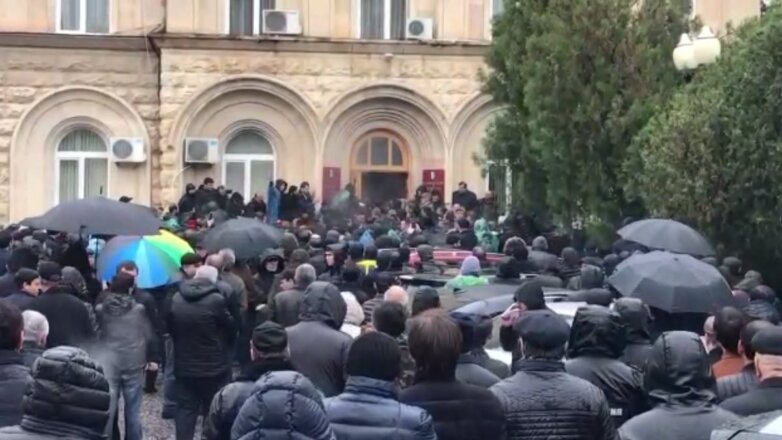 В Абхазии участники митинга потребовали отставки президента