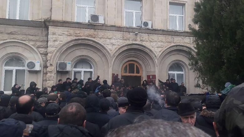 В Абхазии назвали акцию у здания президента попыткой госпереворота