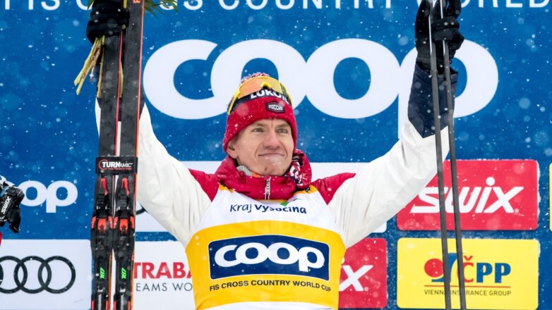 Большунов выиграл золото на этапе Кубка мира по лыжам в Чехии