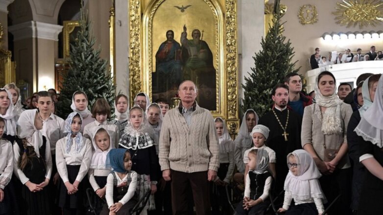 Путин поздравил празднующих Рождество православных христиан