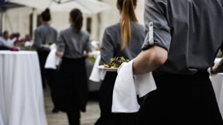 Назван средний заработок официантов в Москве