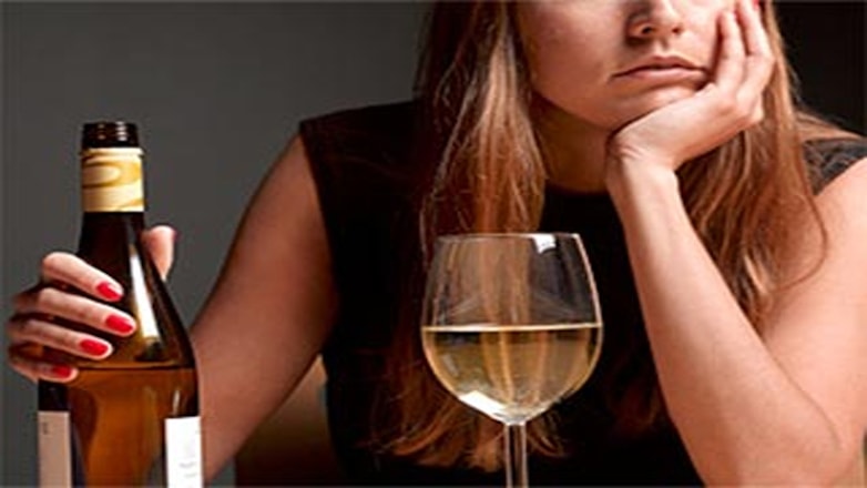 Нарколог назвал причины быстрого опьянения у женщин