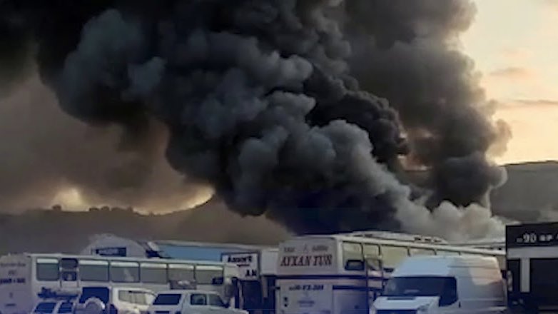 В Баку загорелся крупнейший торговый центр