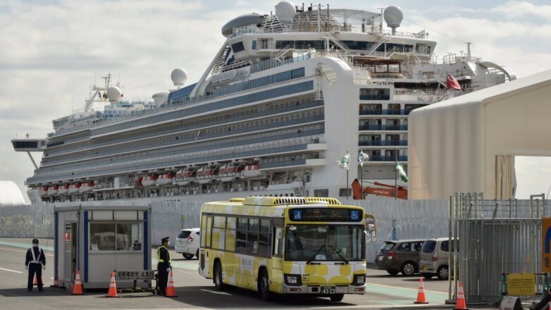 Карантин на лайнере Diamond Princess прекращен. Пассажиры покидают порт Йокогамы