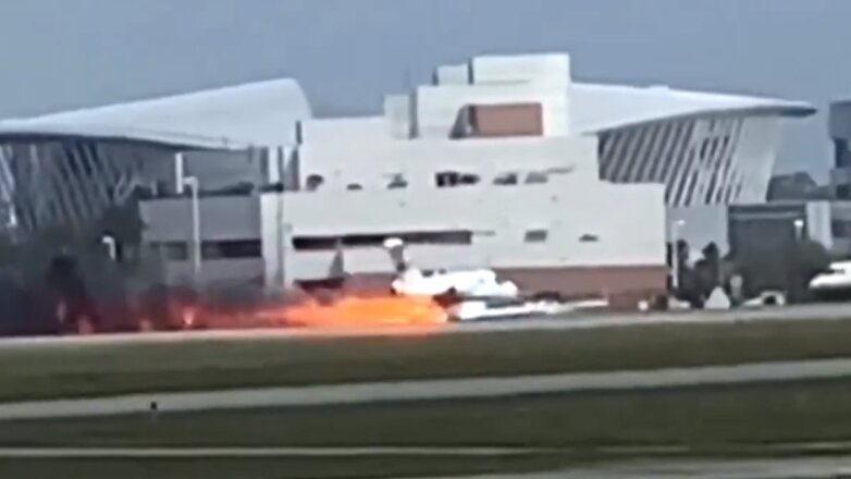 Посадку горящего самолета в США сняли на видео