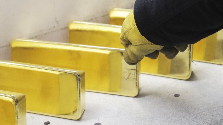 Центробанк начал снижать запасы золота