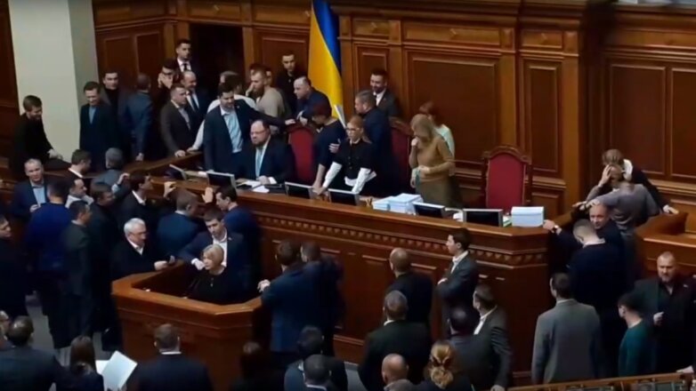 Тимошенко сломала микрофон спикера Рады и сорвала заседание