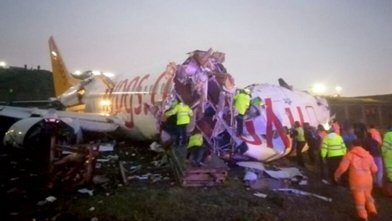 Самолёт в Стамбуле потерпел крушение после посадки