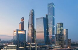 С одной из башен комплекса «Москва-сити» упала часть конструкции