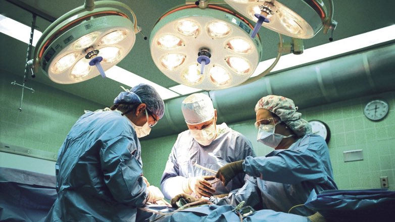 Проведена первая в мире операция по пересадке руки от живого донора