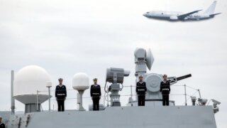 Эсминец КНР направил лазер на американский самолет-разведчик