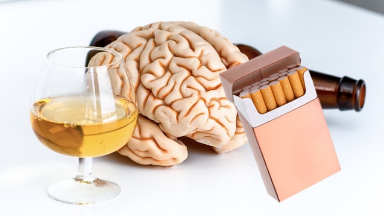 Названы новые негативные эффекты от алкоголя и курения