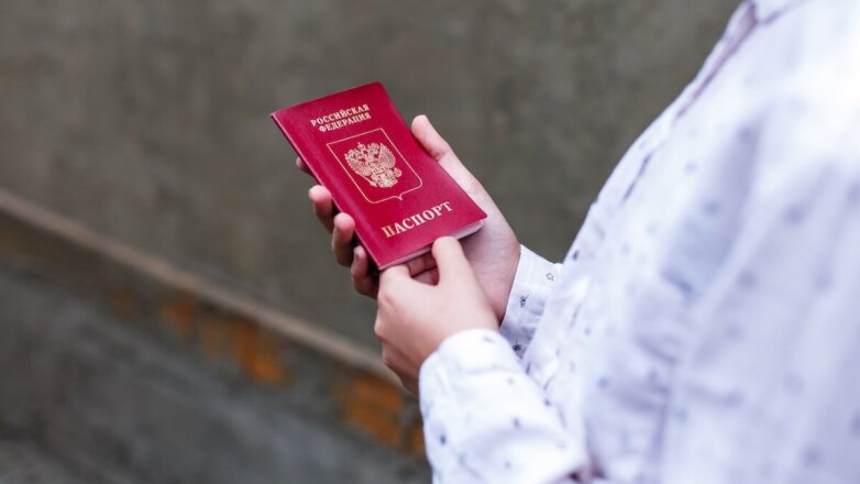 Для россиян за границей предложили ввести обязательный консульский учет